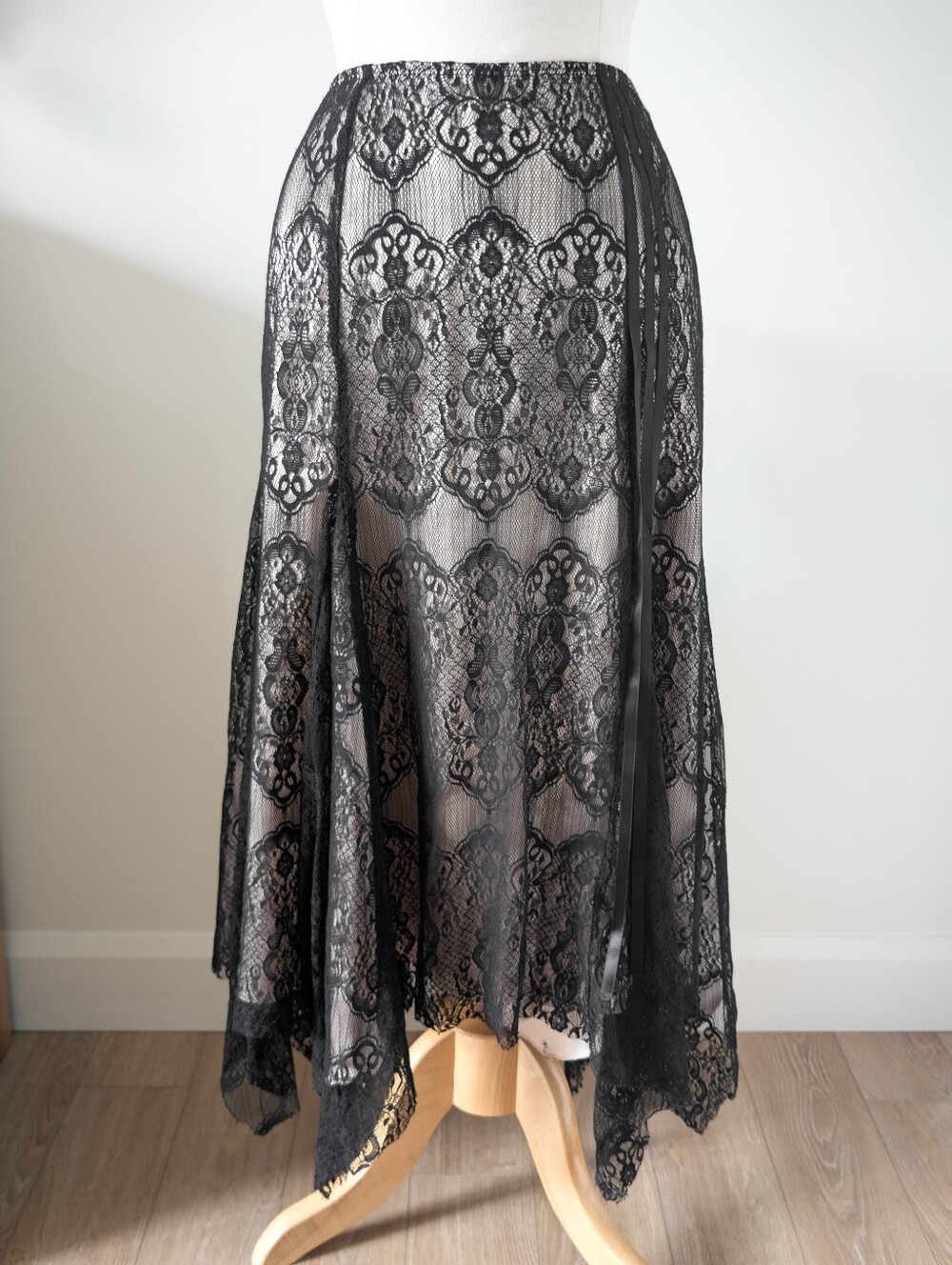MADE IN QUEBEC - Frank Lyman Y2K asymmetrical handkerchief skirt 12 black lace